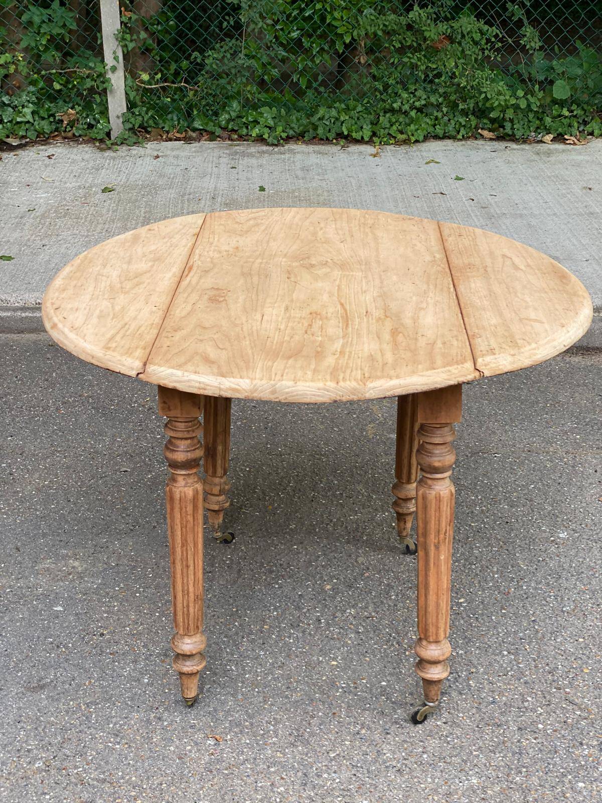 Renovated 18th century solid wood extendable round dining table with shutters