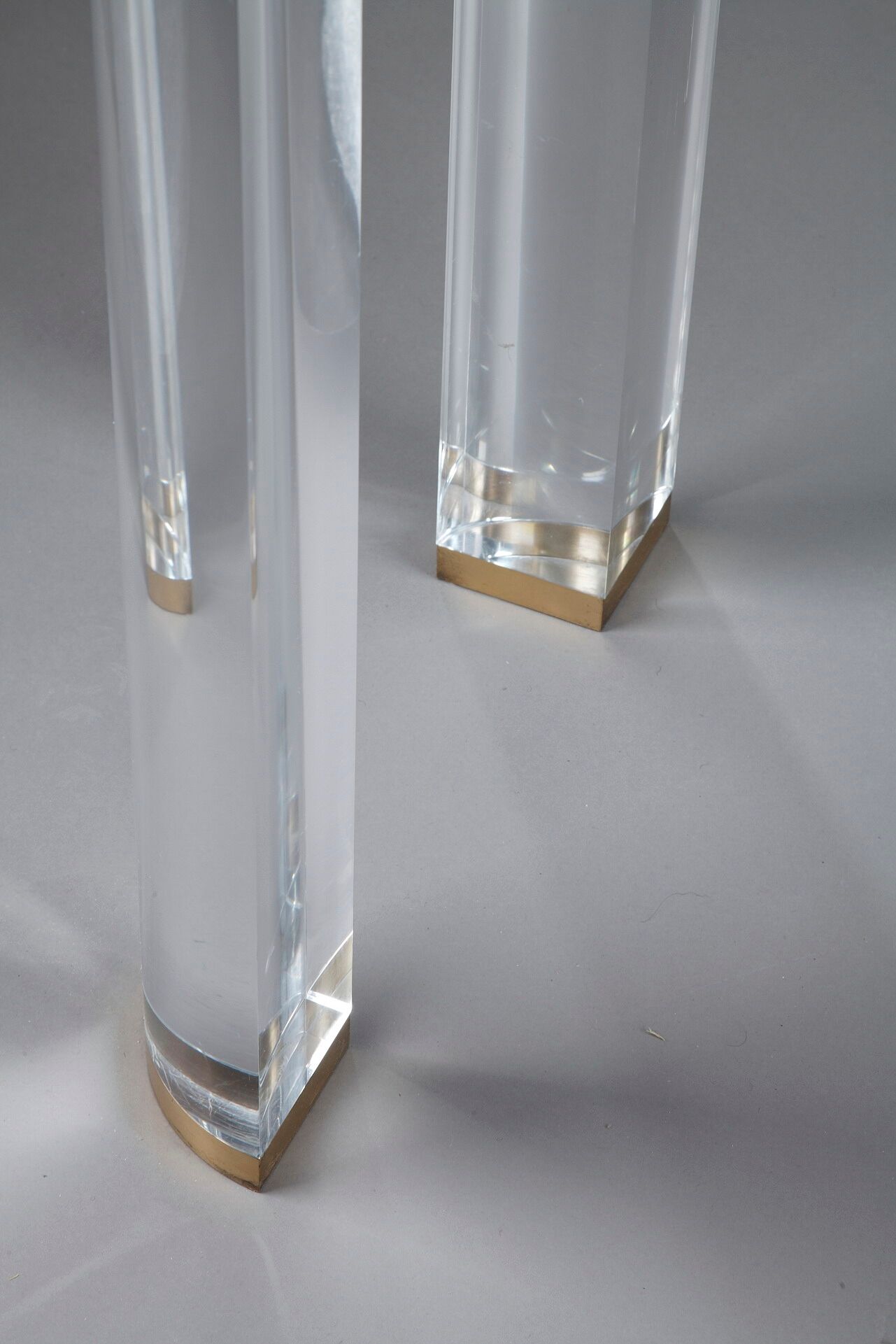 Console en plexiglas et laiton, maison roméo