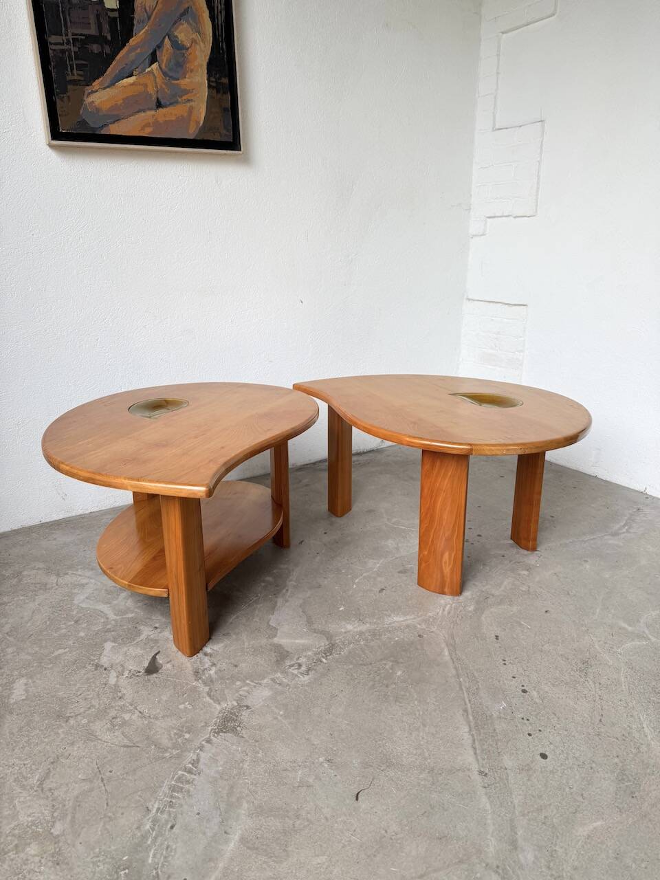 Tables basses en orme formant une goutte