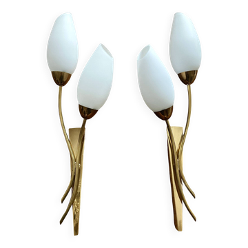 Appliques en laiton et opaline blanche "Tulipe" 1950