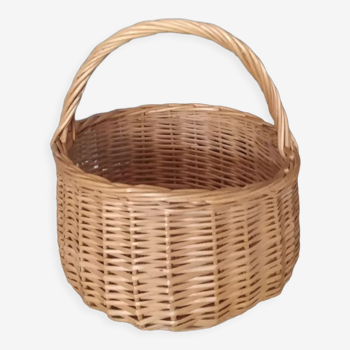 Round wicker basket