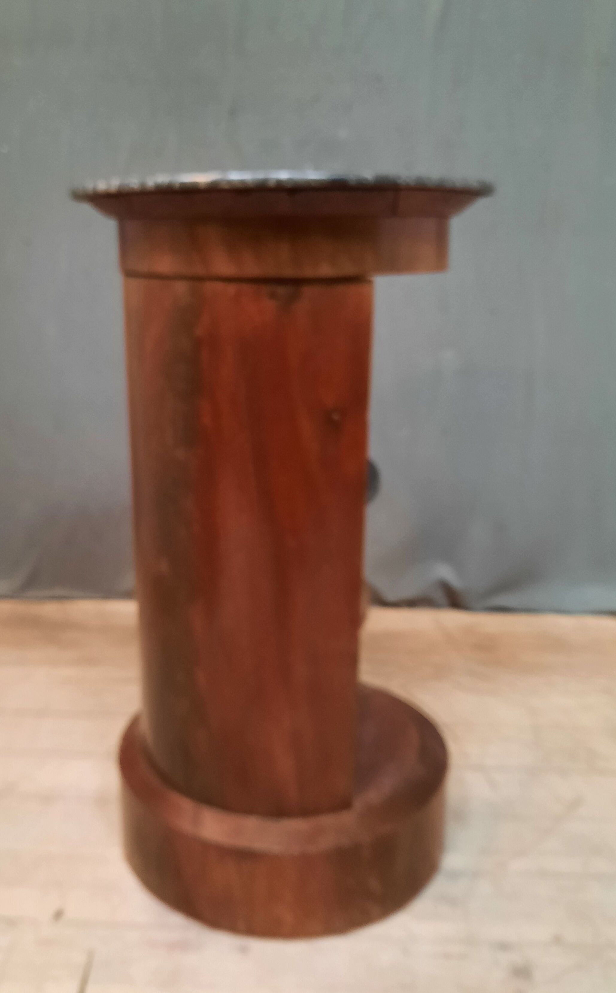 Circular mahogany selette