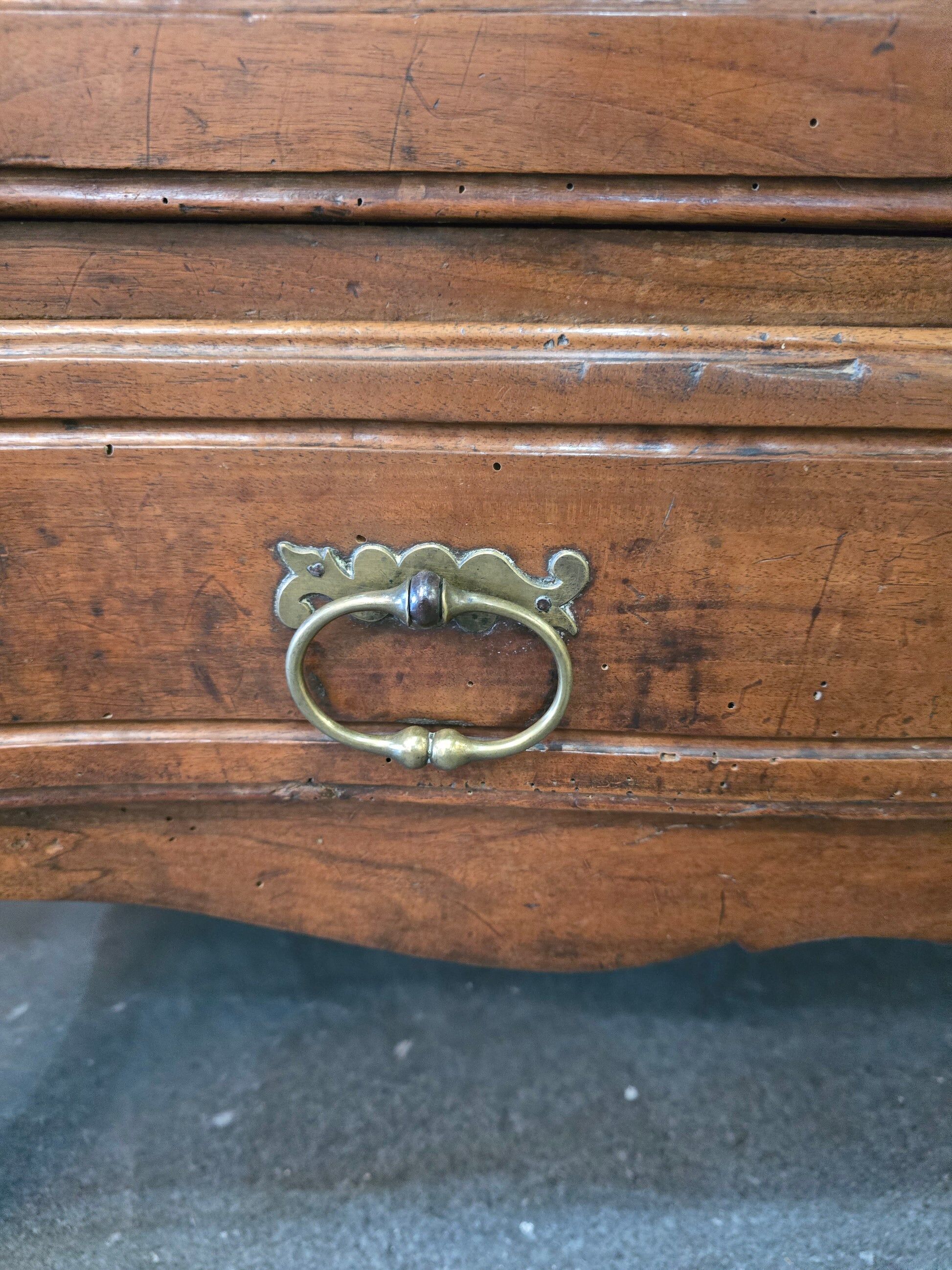 Regional walnut commode, Louis XV style – late 18th / early 19th century