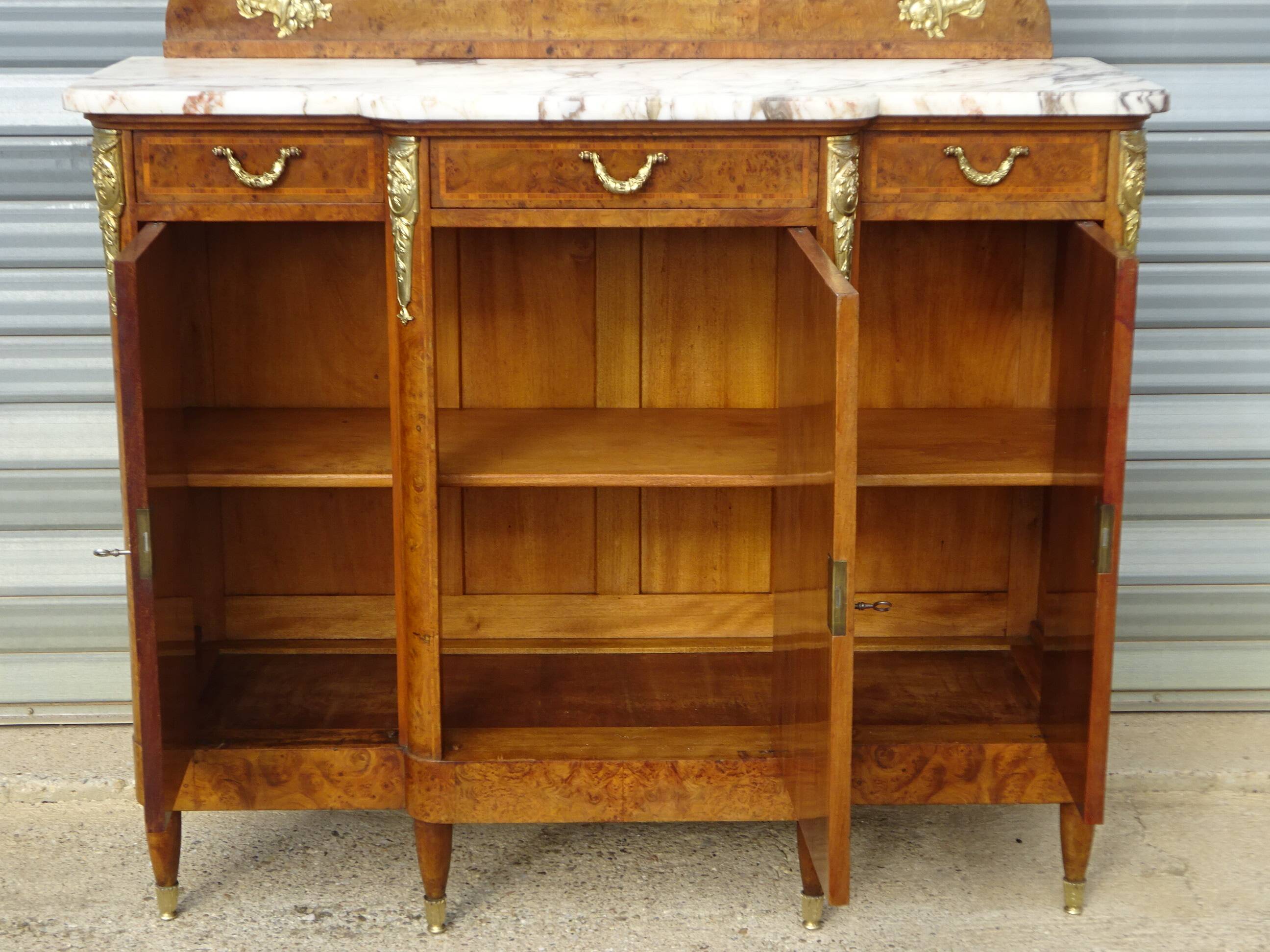 Très ancien buffet Louis XVI avec marbre, miroir et bronze