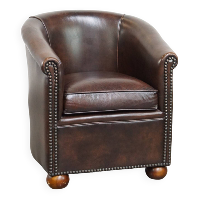 fauteuil club de luxe en cuir foncé avec pieds boule de style anglais