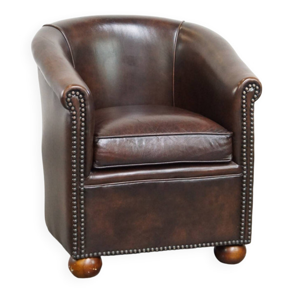 fauteuil club de luxe en cuir foncé avec pieds boule de style anglais