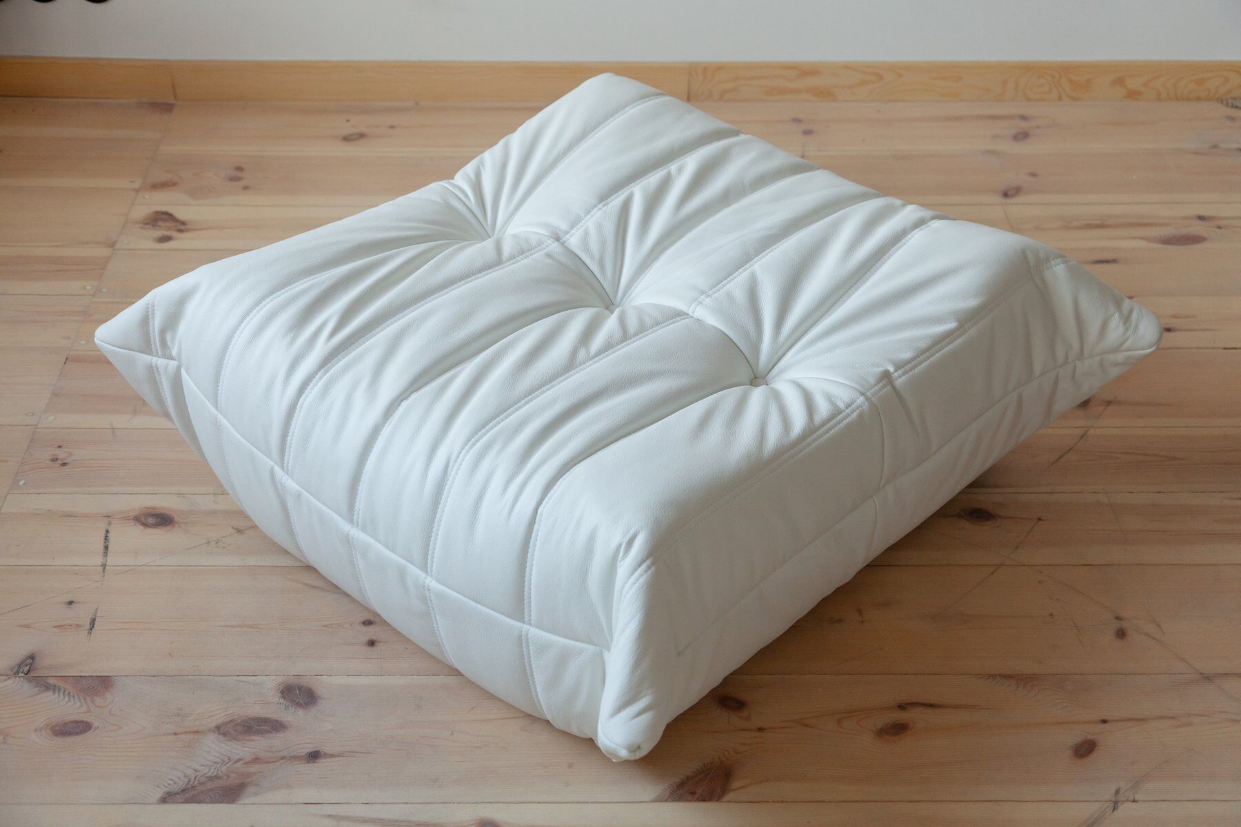 Togo pouf in white leather by Michel Ducaroy for Ligne Roset