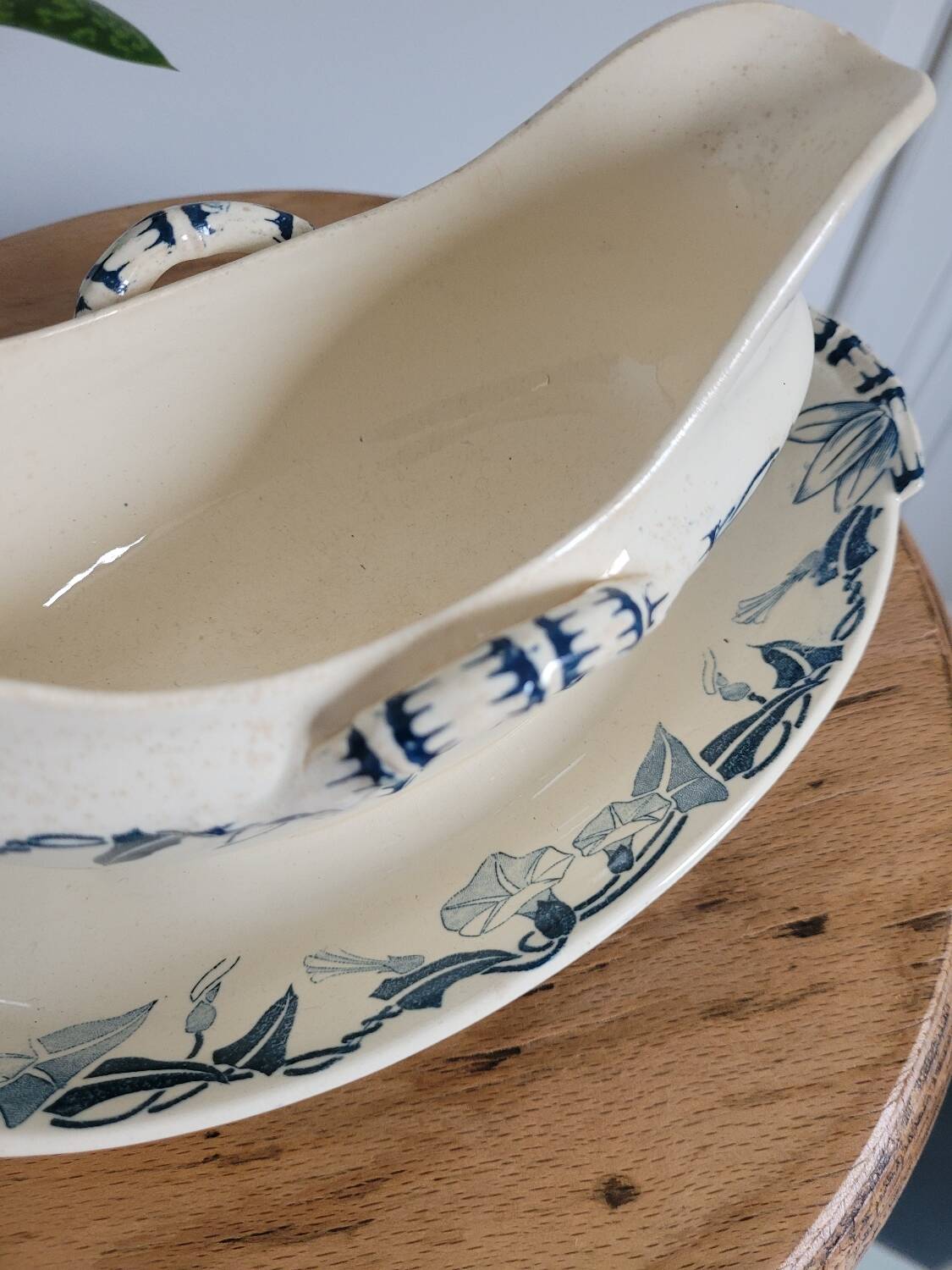 Sauce boat Pétrus Sarreguemines and Digoin