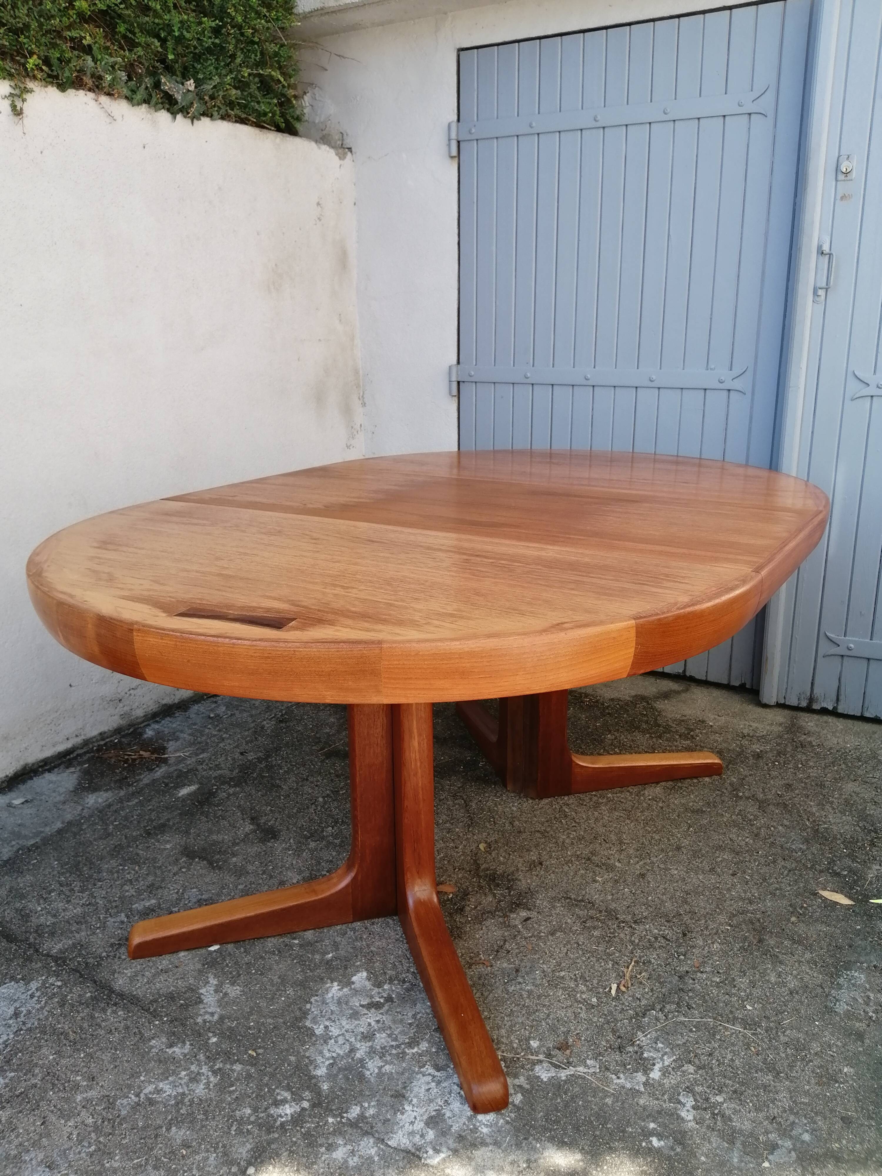 Danish teak dining table from the 1971s with extension cord