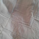 Drap lin monogramme brodé B M et fleurs