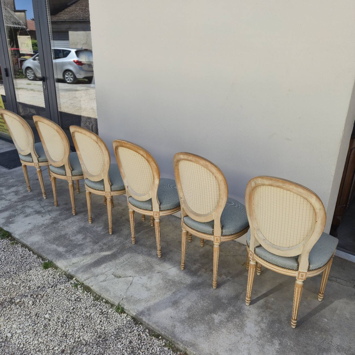 Set of 6 Louis XVI style chairs with antique patinated medallion