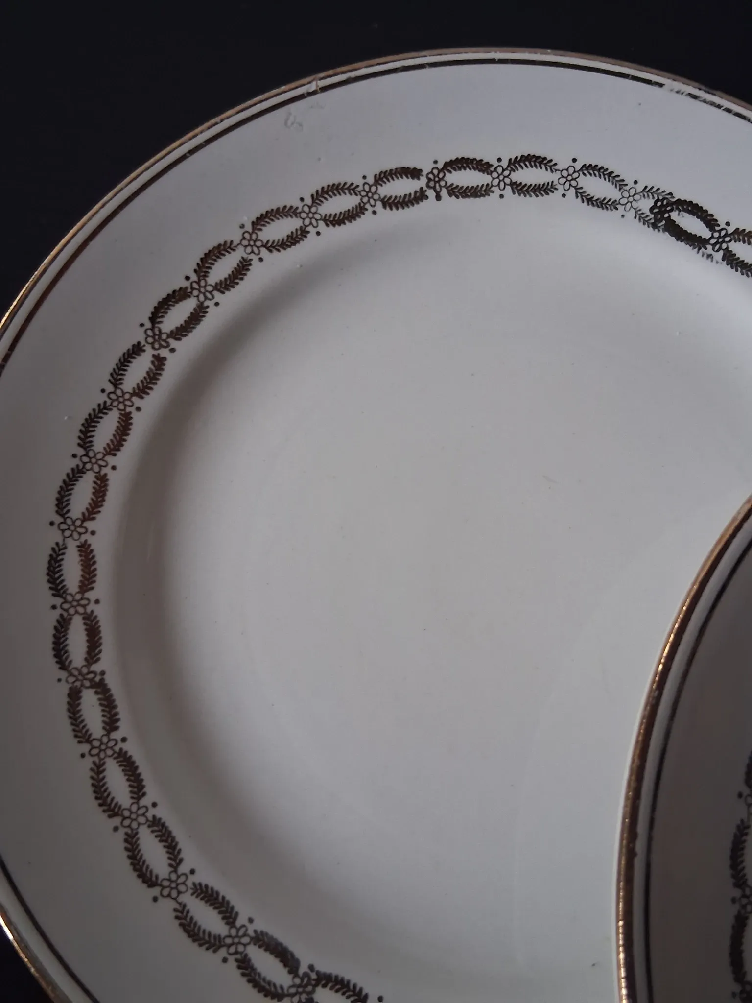 6 dessert plates in opaque porcelain in good condition.