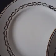 6 dessert plates in opaque porcelain in good condition.