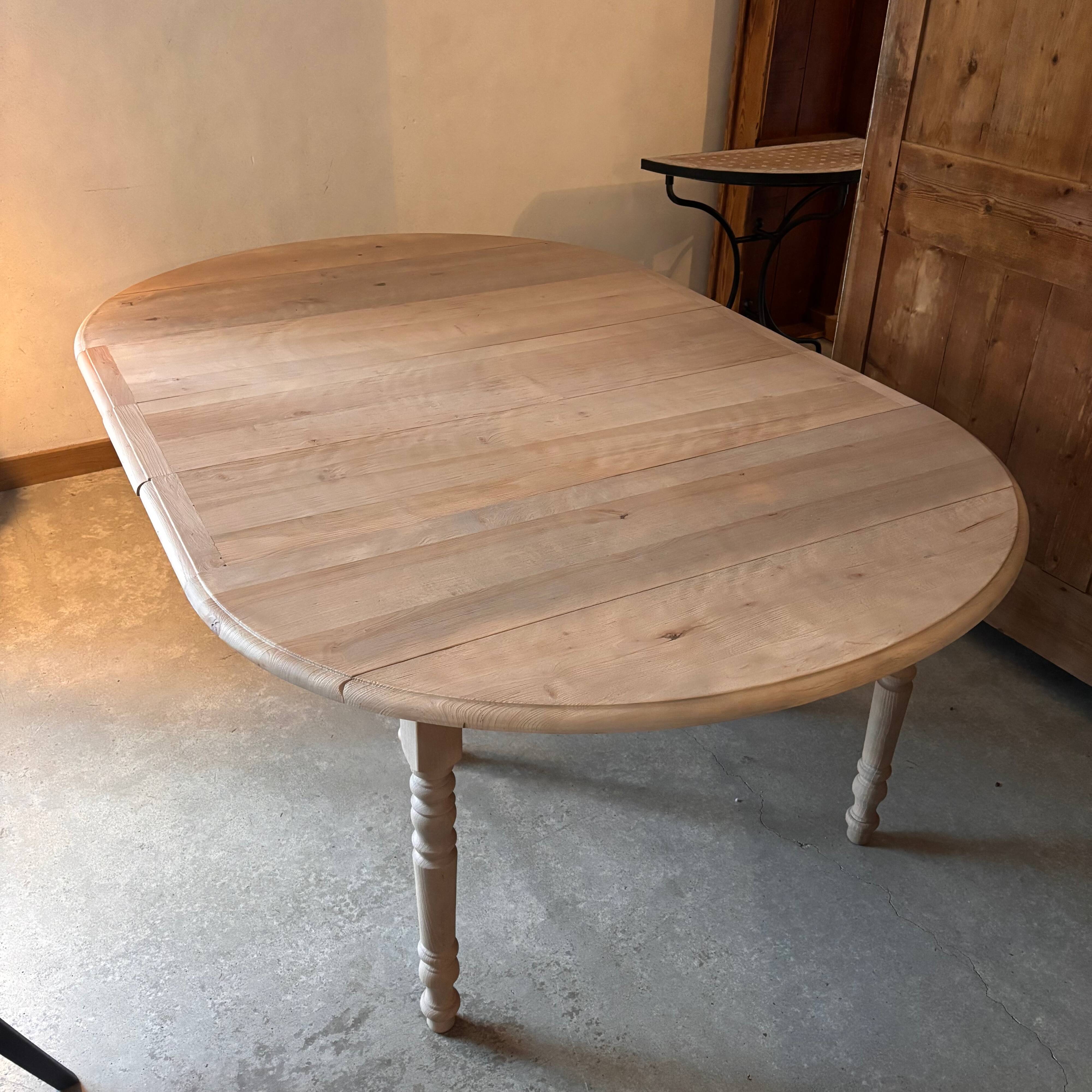 Extendable round table