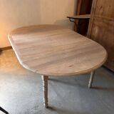 Extendable round table