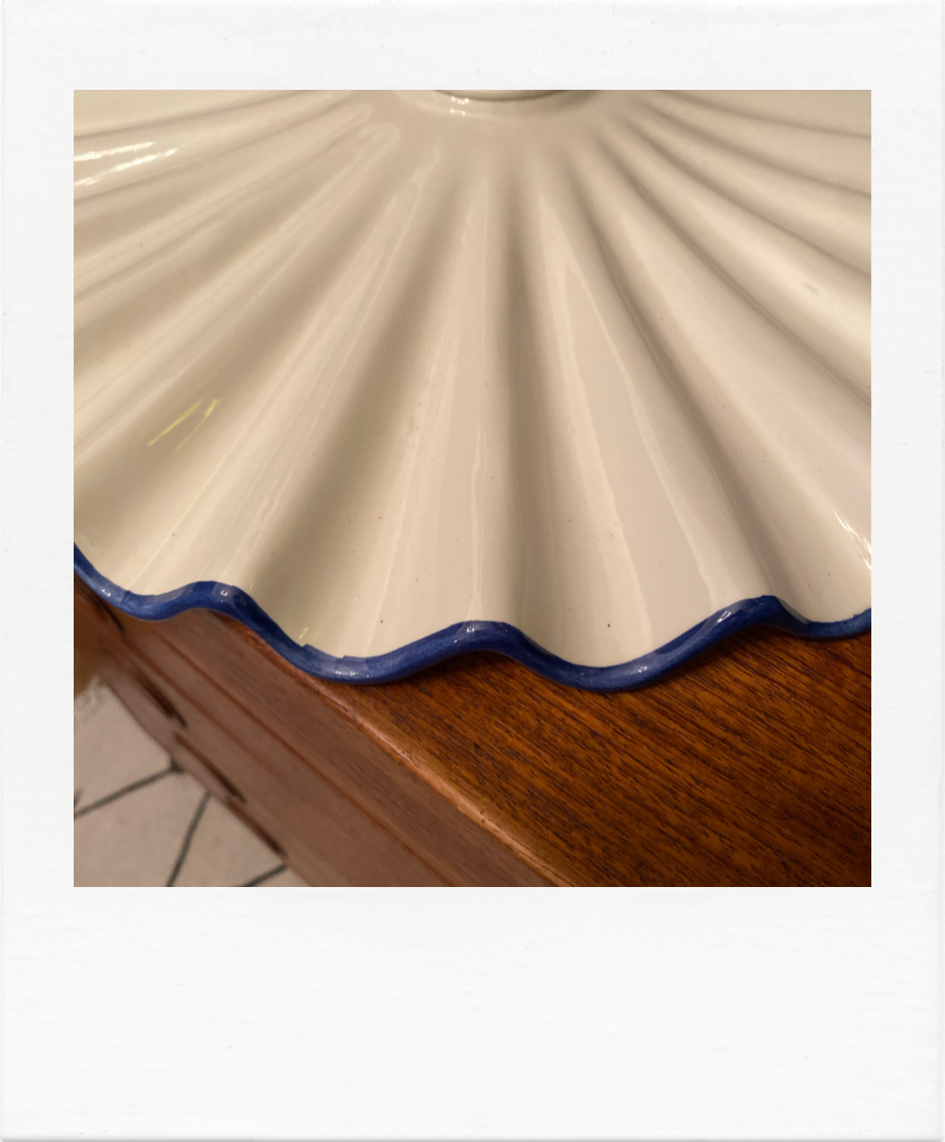 Blue and white pleated ceramic suspension