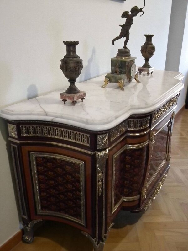 Un buffet style Louis XV avec marbre blanc, orné de bronze, cinq tiroirs