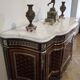 Un buffet style Louis XV avec marbre blanc, orné de bronze, cinq tiroirs