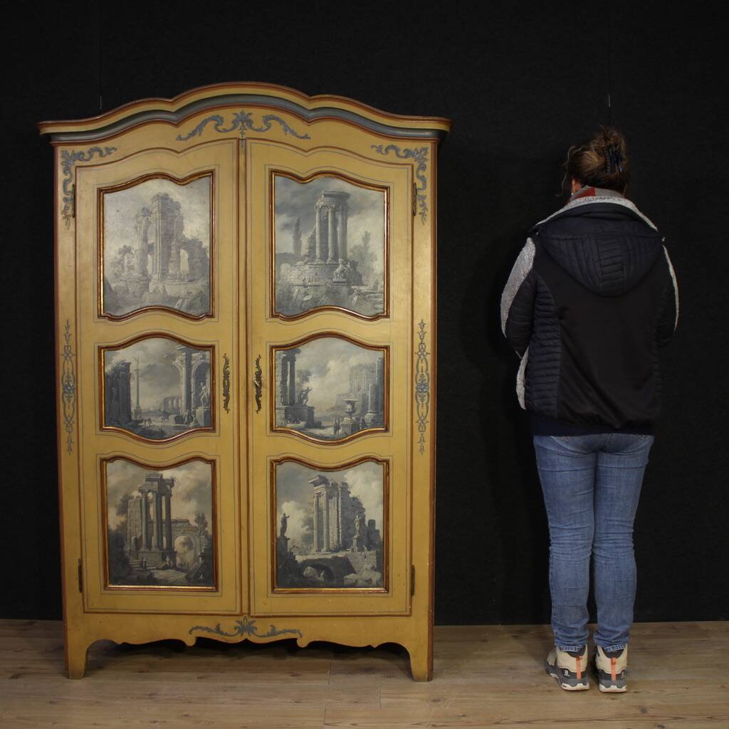 Petite armoire piémontaise laquée, dorée et peinte du 20e siècle.