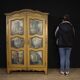 Petite armoire piémontaise laquée, dorée et peinte du 20e siècle.