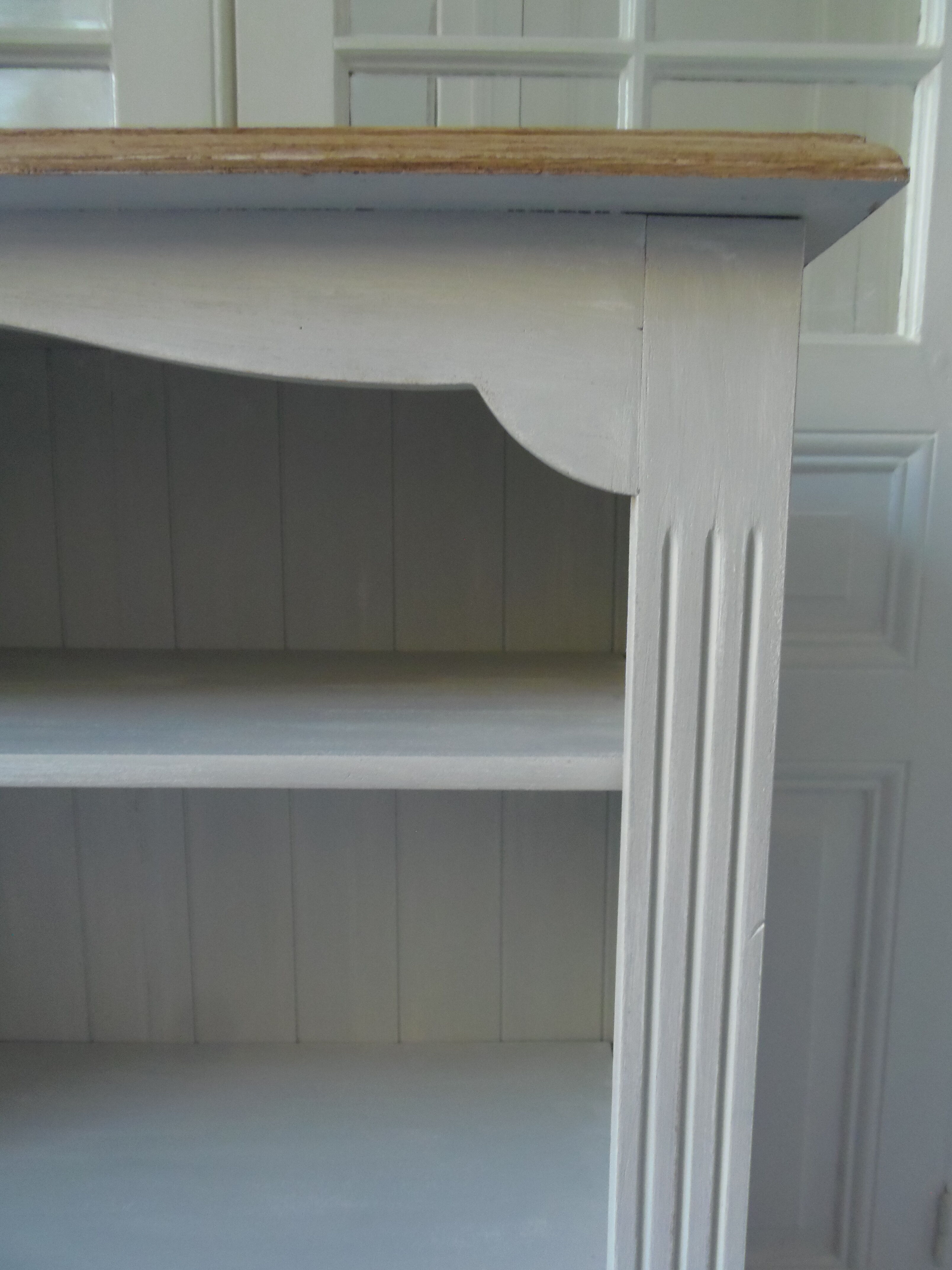 Pearl gray patinated library, 2 shelves, wooden tray.