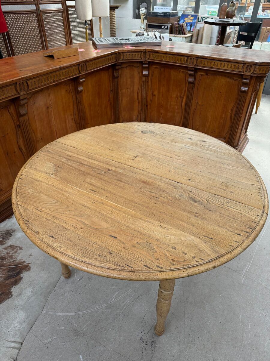 Round table in solid oak with its two extensions.