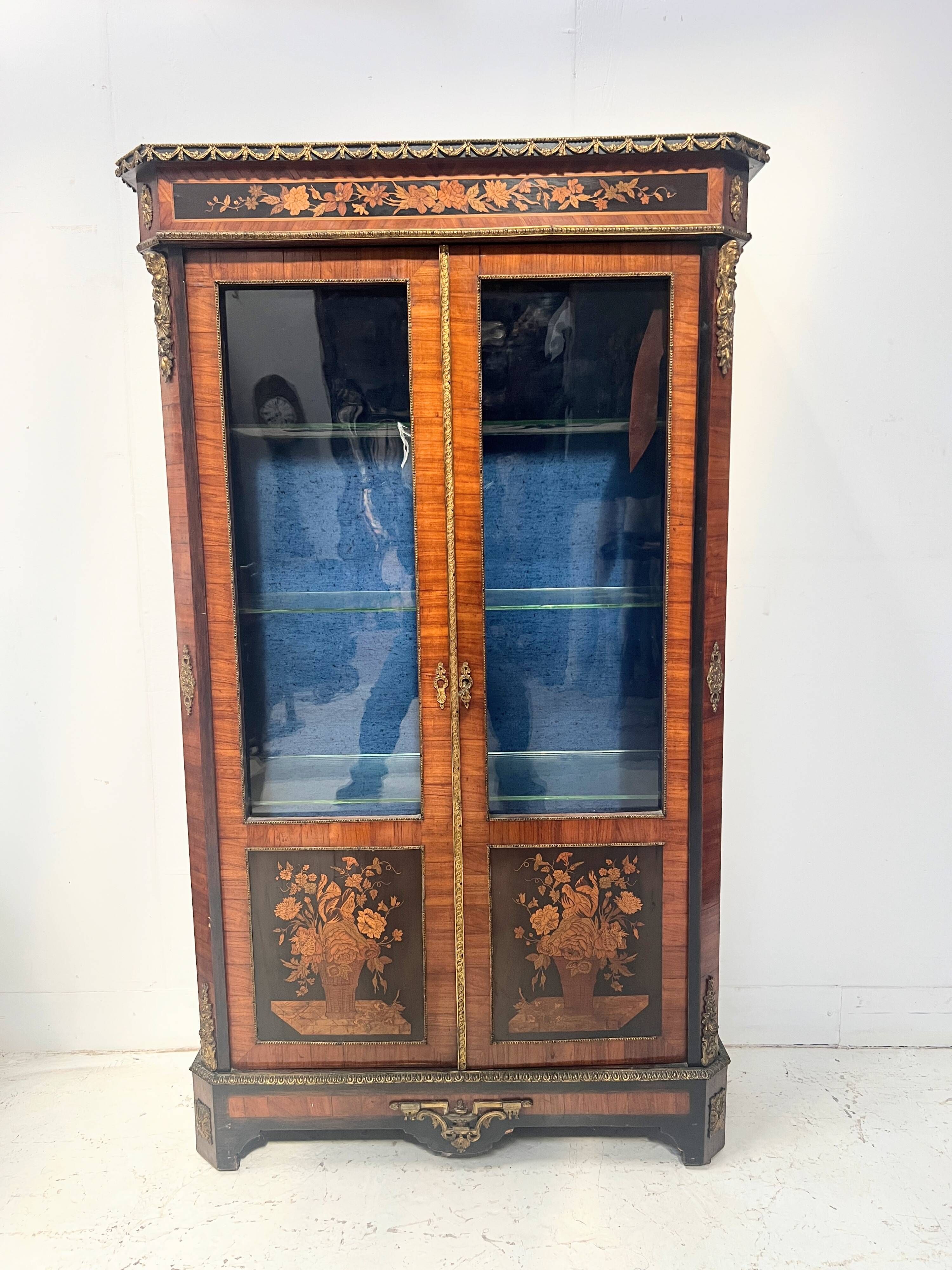 Napoleon III display cabinet in rosewood veneer and marquetry, 19th century.