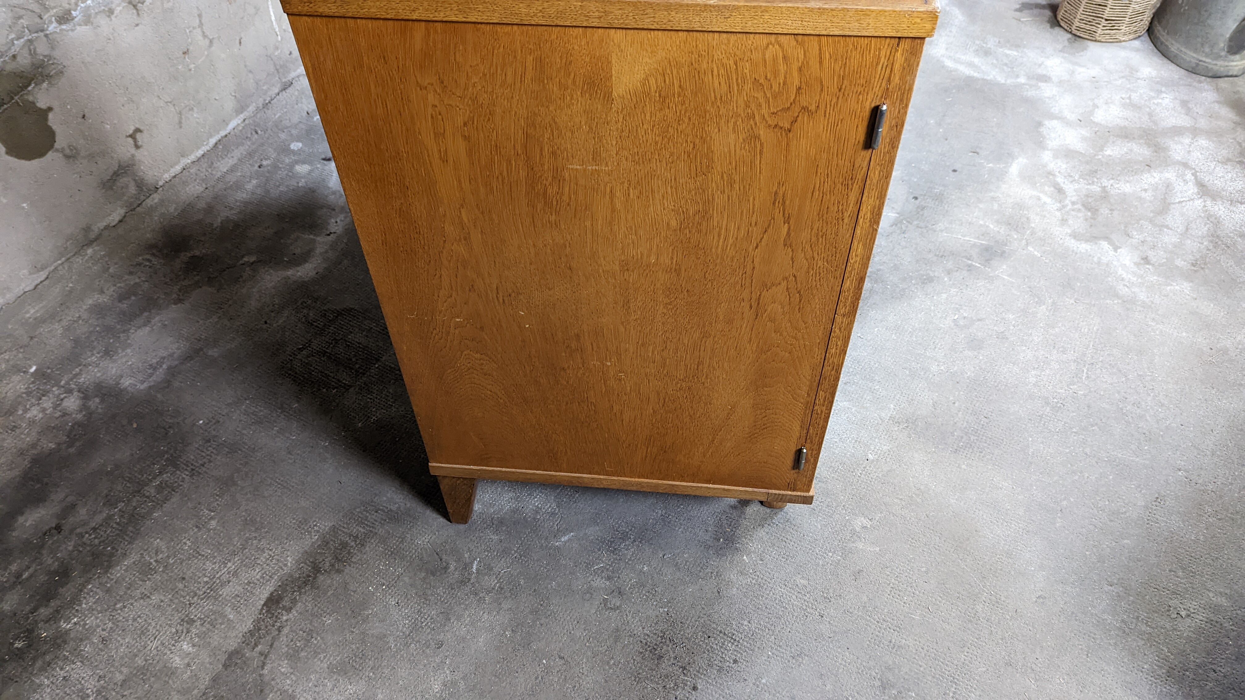 Scandinavian compass foot dresser