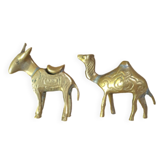 2 metal camel figures