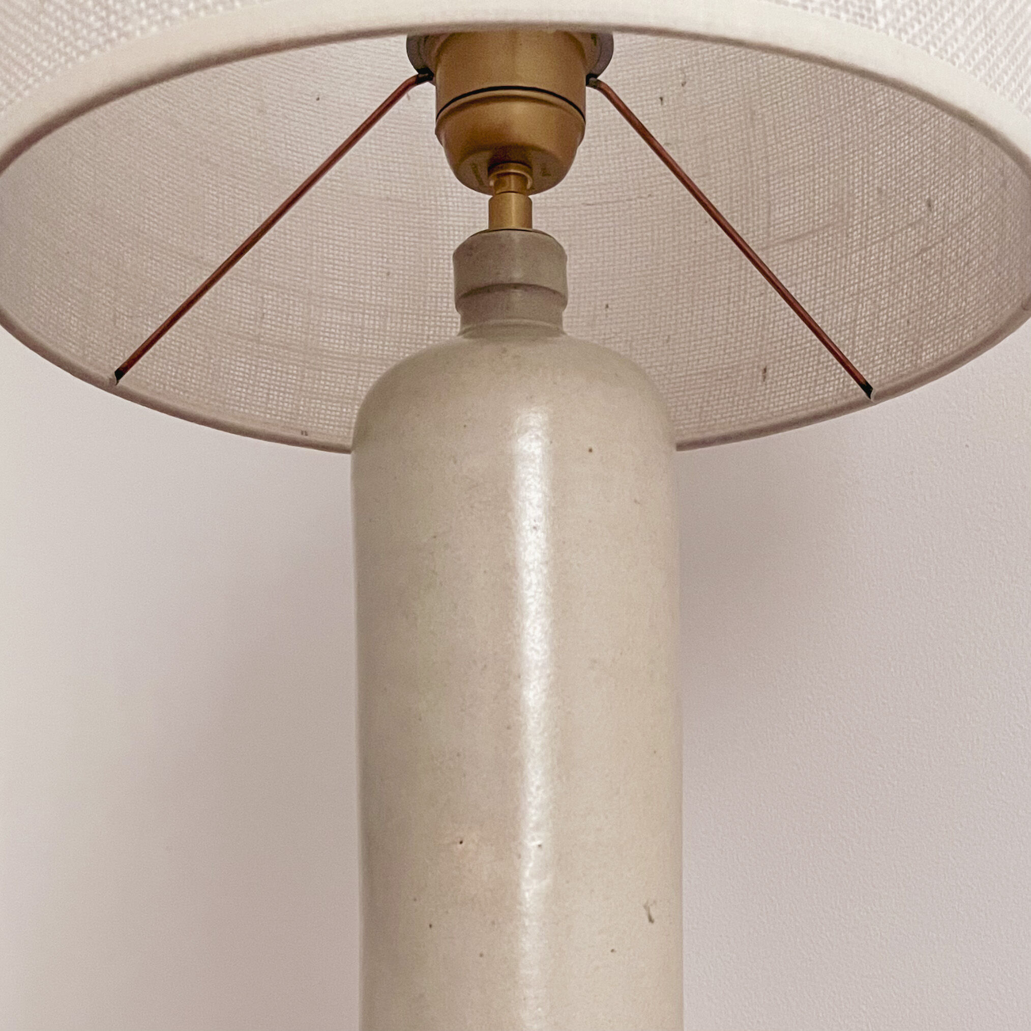 Lampe grès et jute tissée
