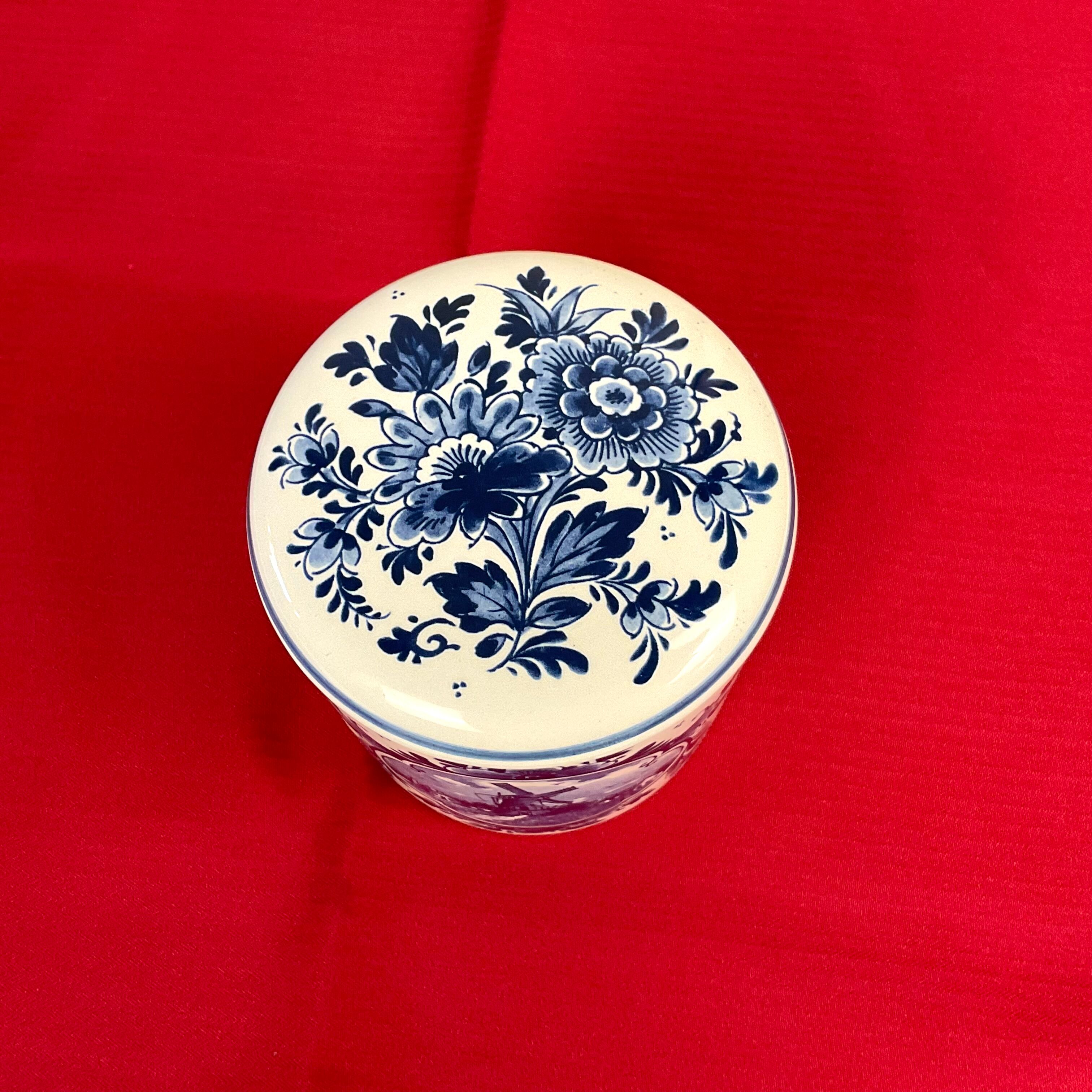 Delft blue Holland ceramic candy box