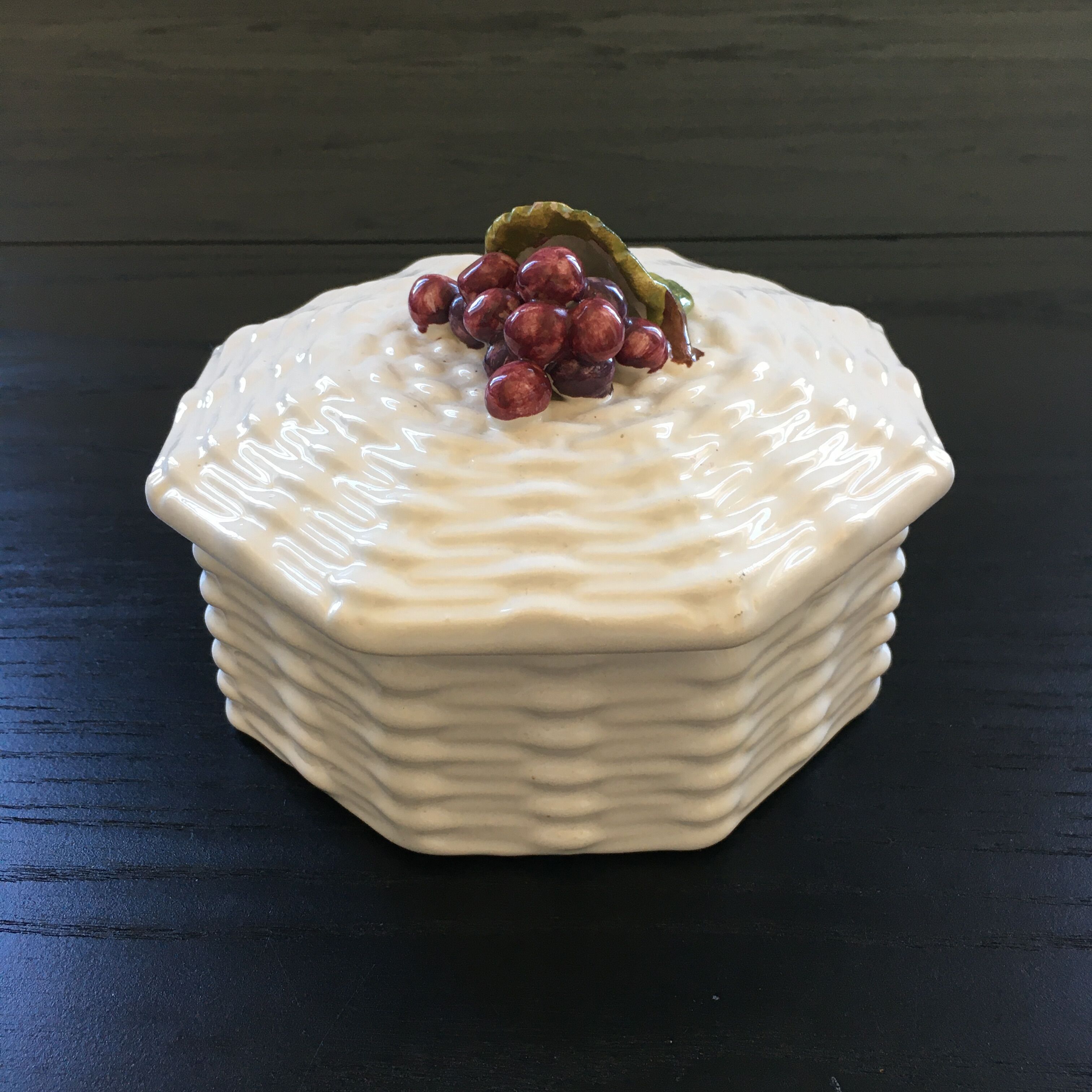 Slip box with red berry decoration