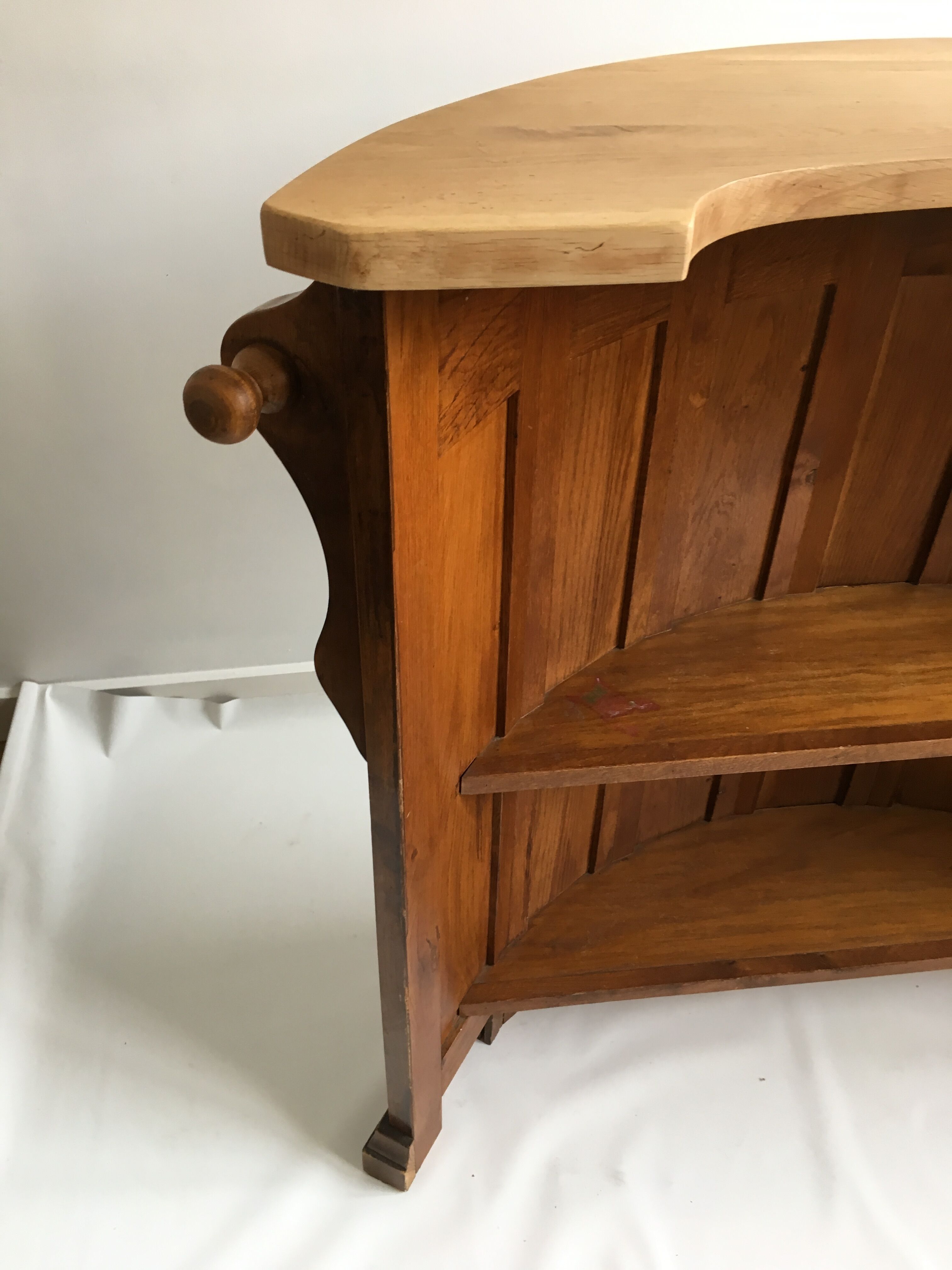 Bar-counter half-moon