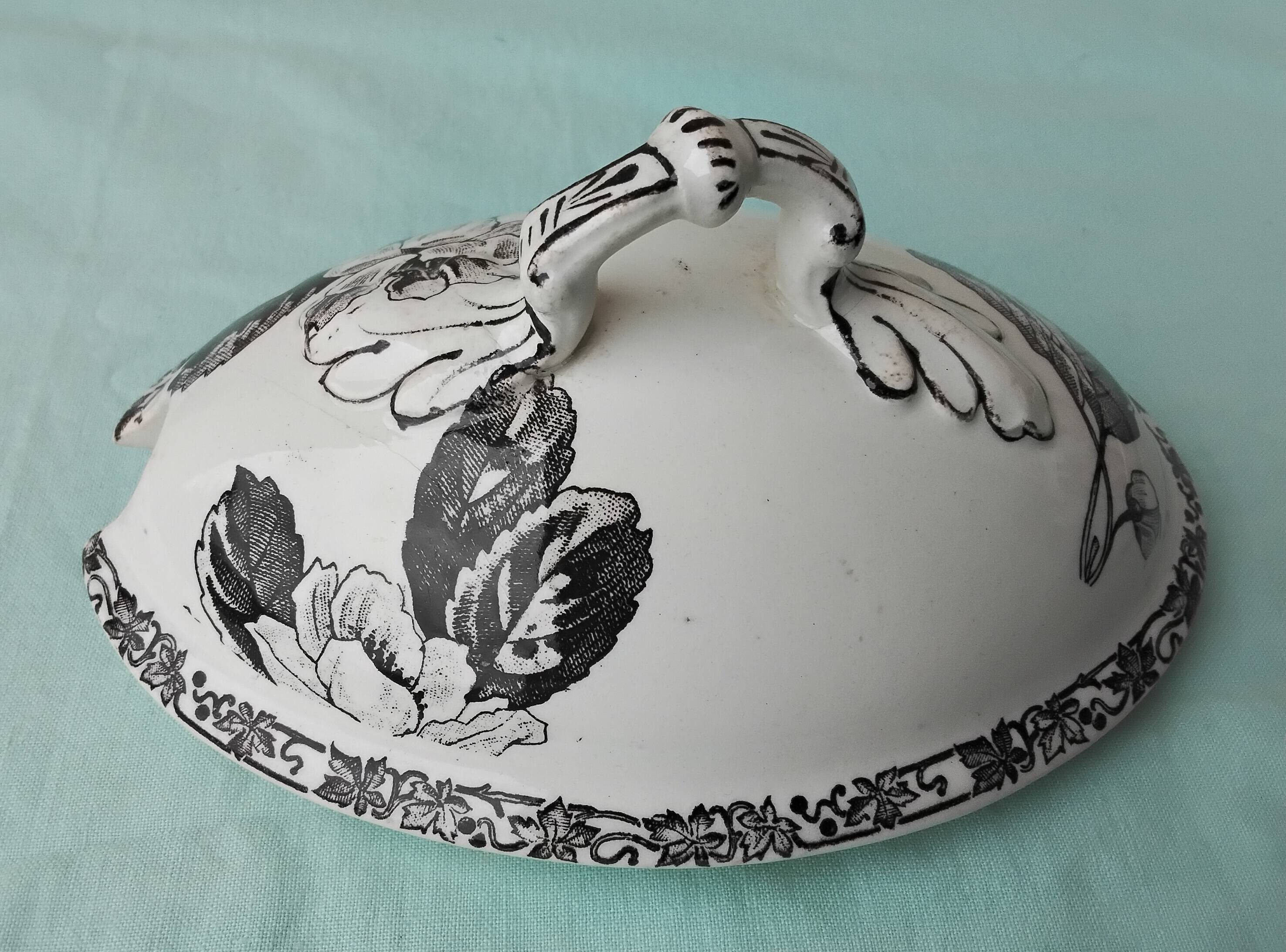 Saucière en faïence de Choisy le Roi