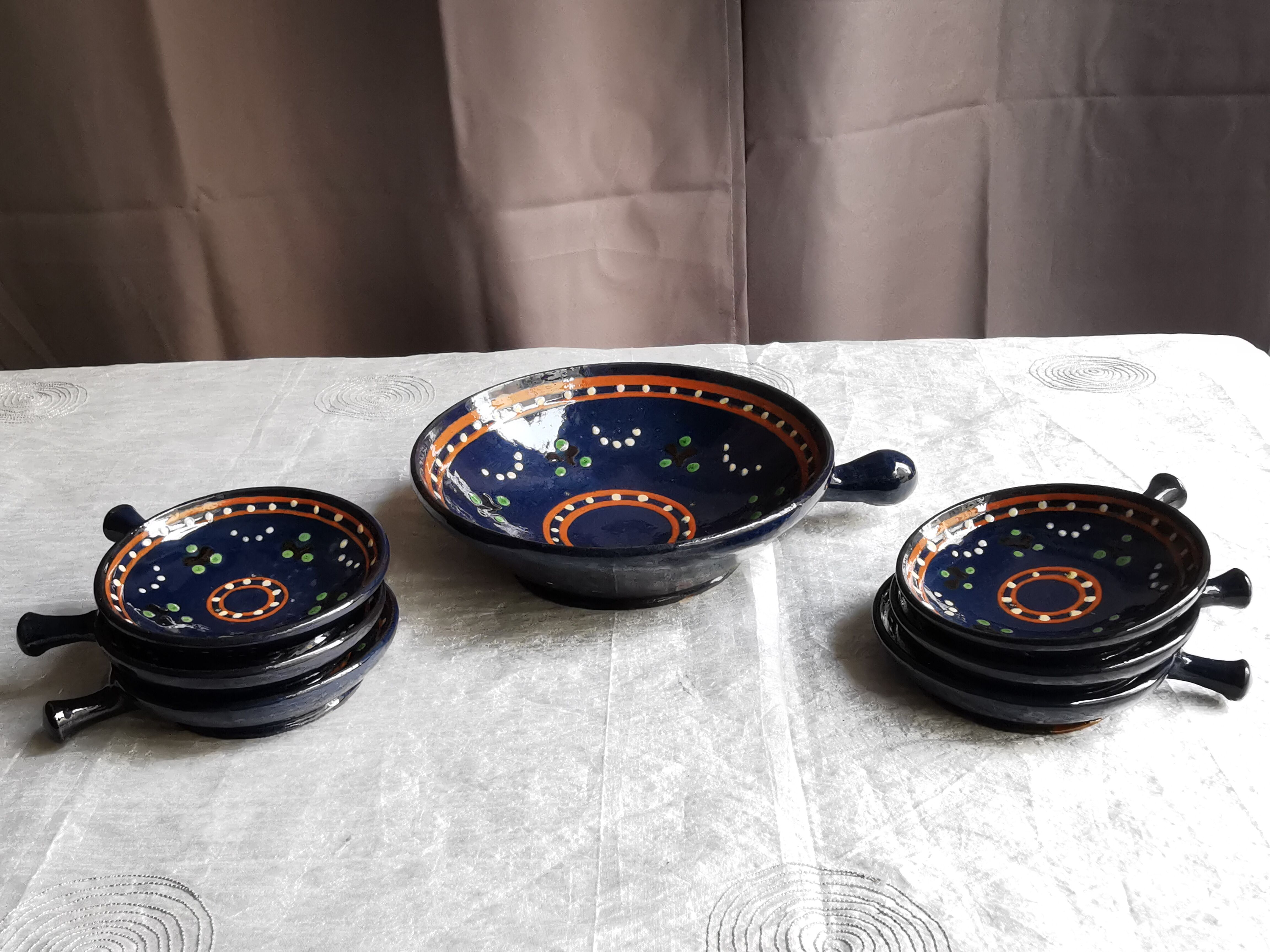 Vintage poelon and 6 cups