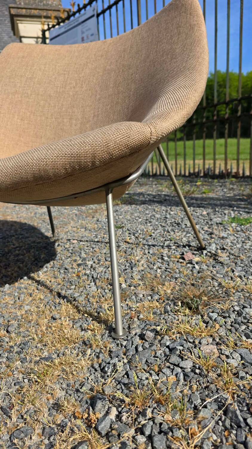 Pair of Oyster armchairs F156 and F157 by Pierre Paulin, late 1950s-60s.