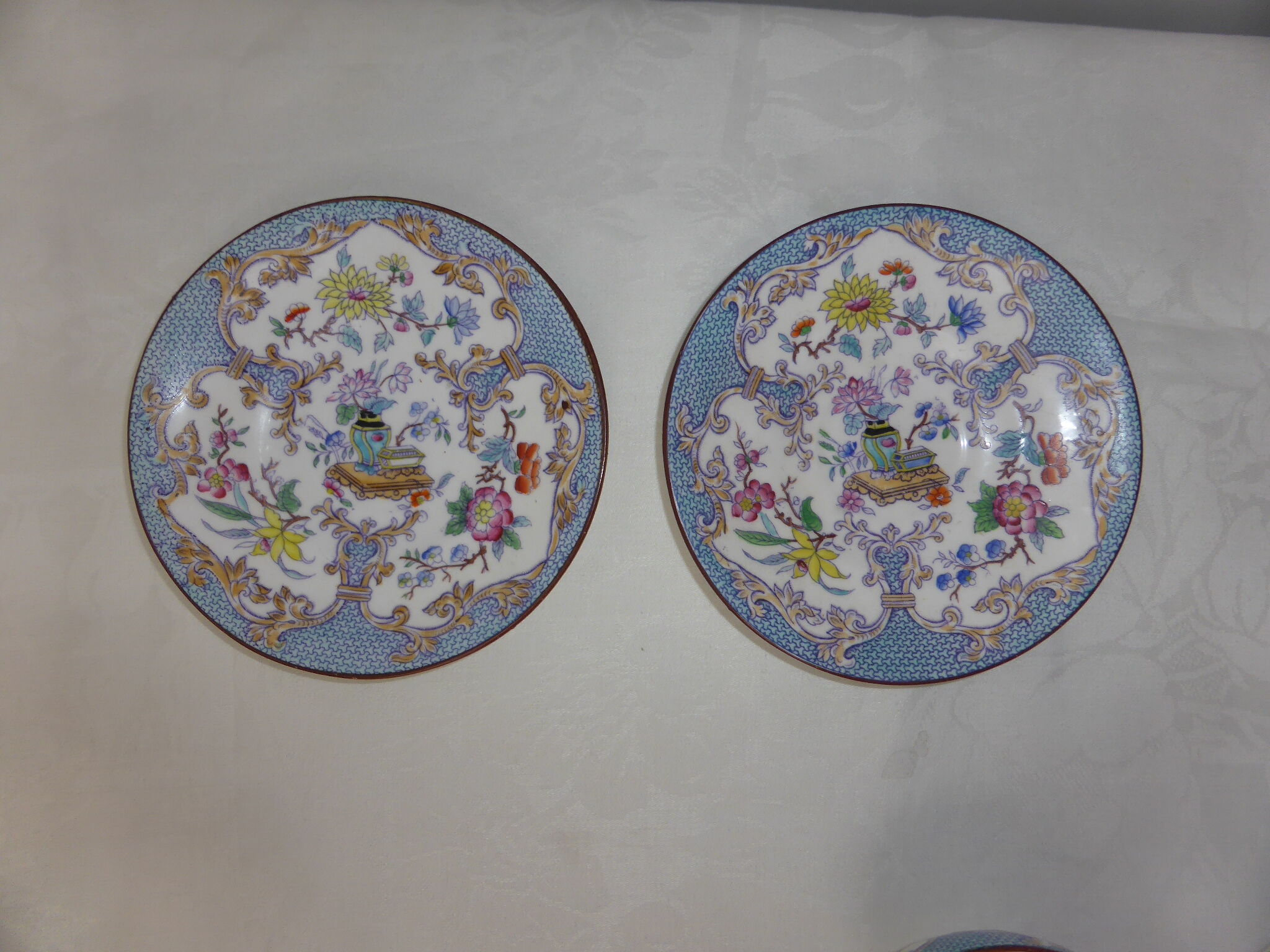 Paire de tasses à café en porcelaine de Rörstrand à décor floral japonisant