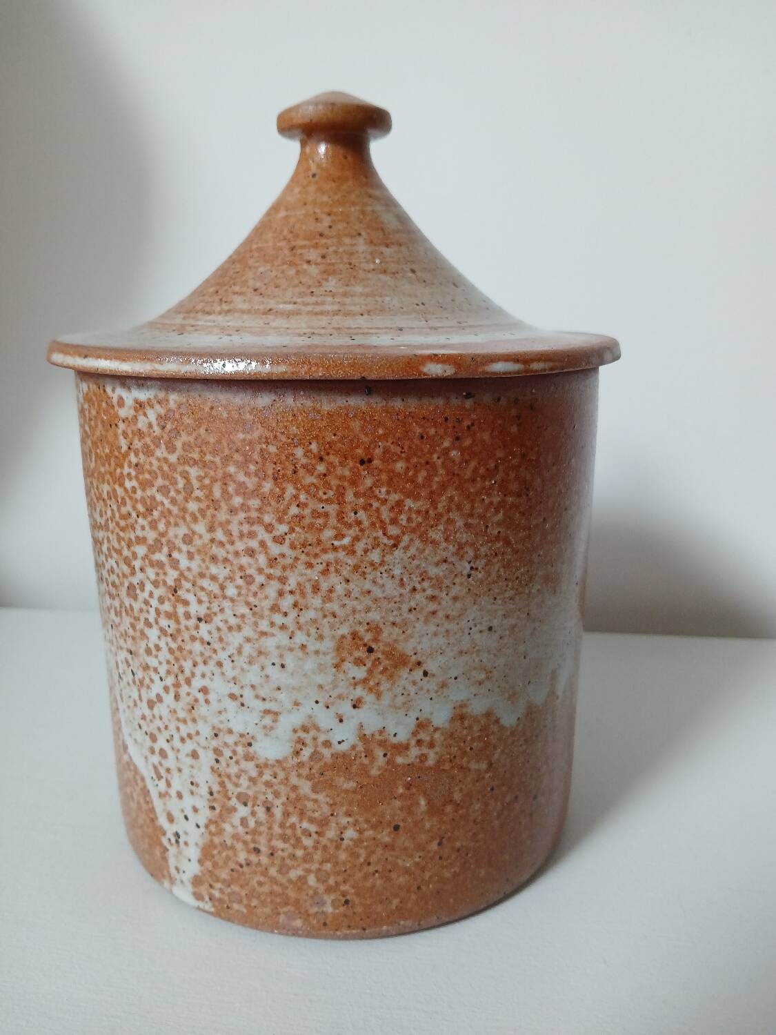 Pot en grès avec couvercle