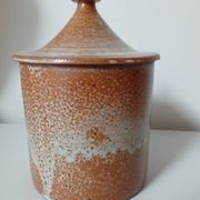 Stoneware pot with lid
