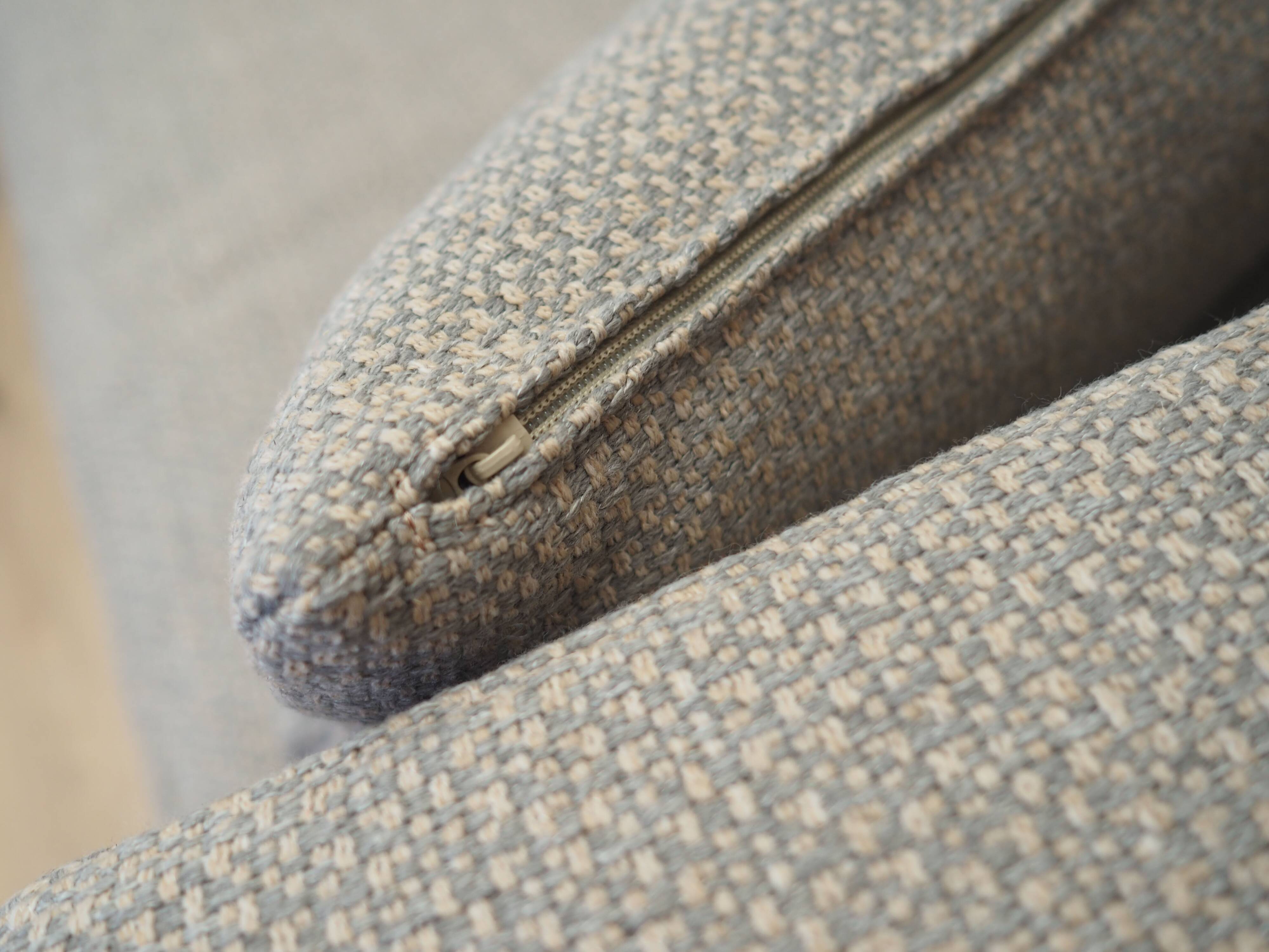 Canapé d'angle gris, design scandinave, années 2000