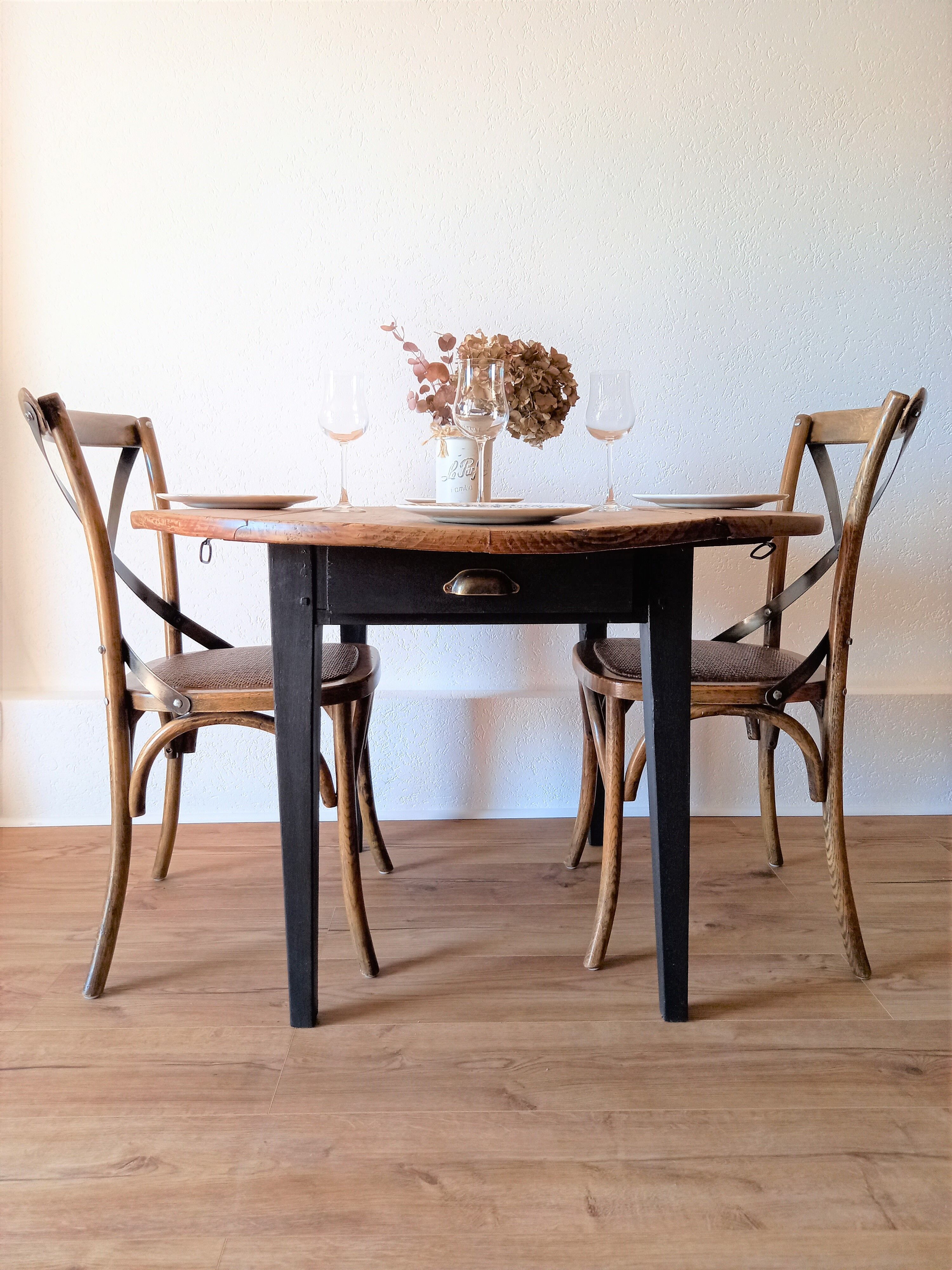 Round table with flaps