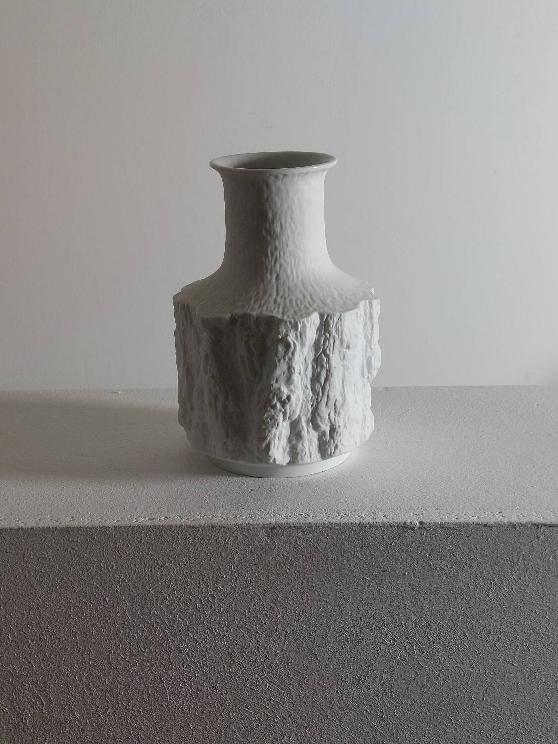 Vase en biscuit de porcelaine Bareuther, milieu XXème