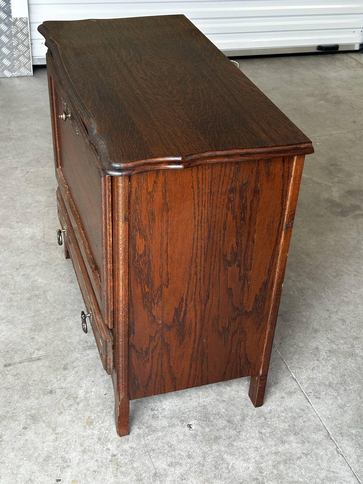 Petite commode en chêne à abattant – Mid-Century