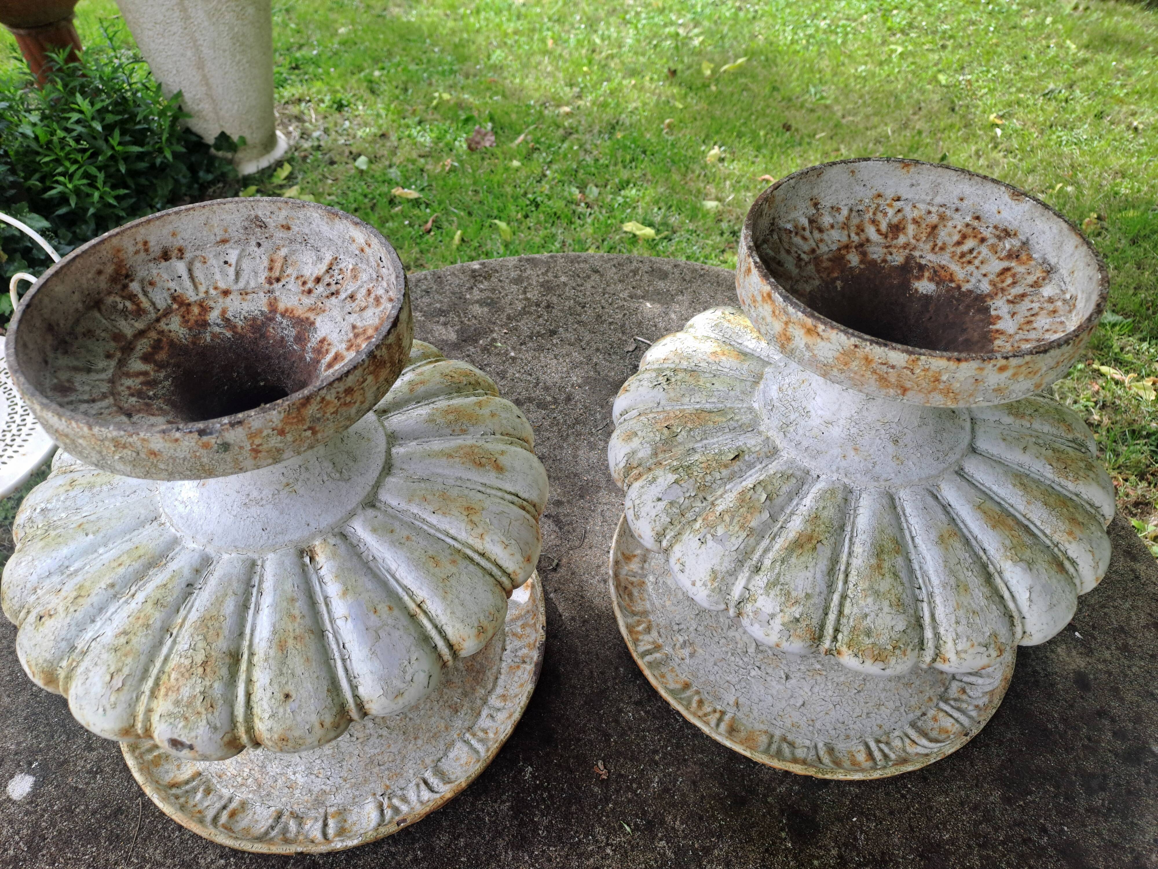 Pair of Médicis planters in cast iron by Godin, 19th century.