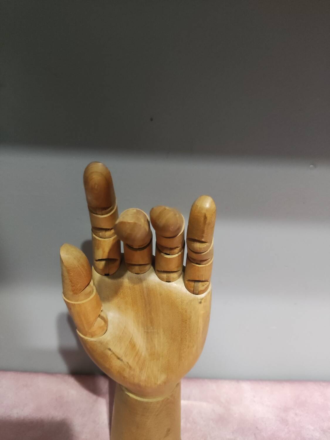 Articulated hand for wood drawing