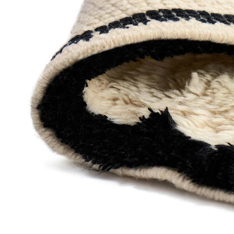 Berber rug in pure wool, handmade, 250x150 cm, made in Morocco.