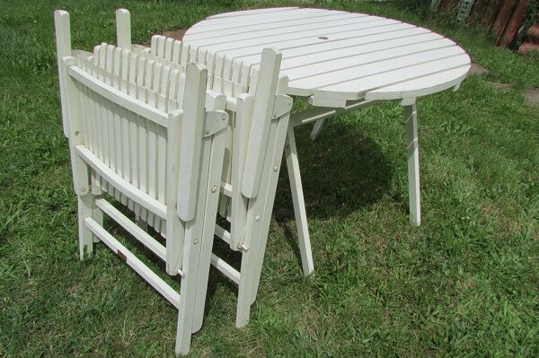Table and 2 folding garden chairs