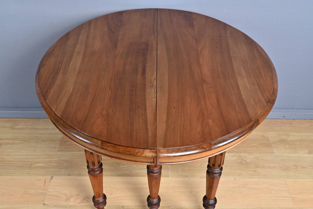 Extendable Walnut Table, Louis-Philippe Style – Late 19th Century