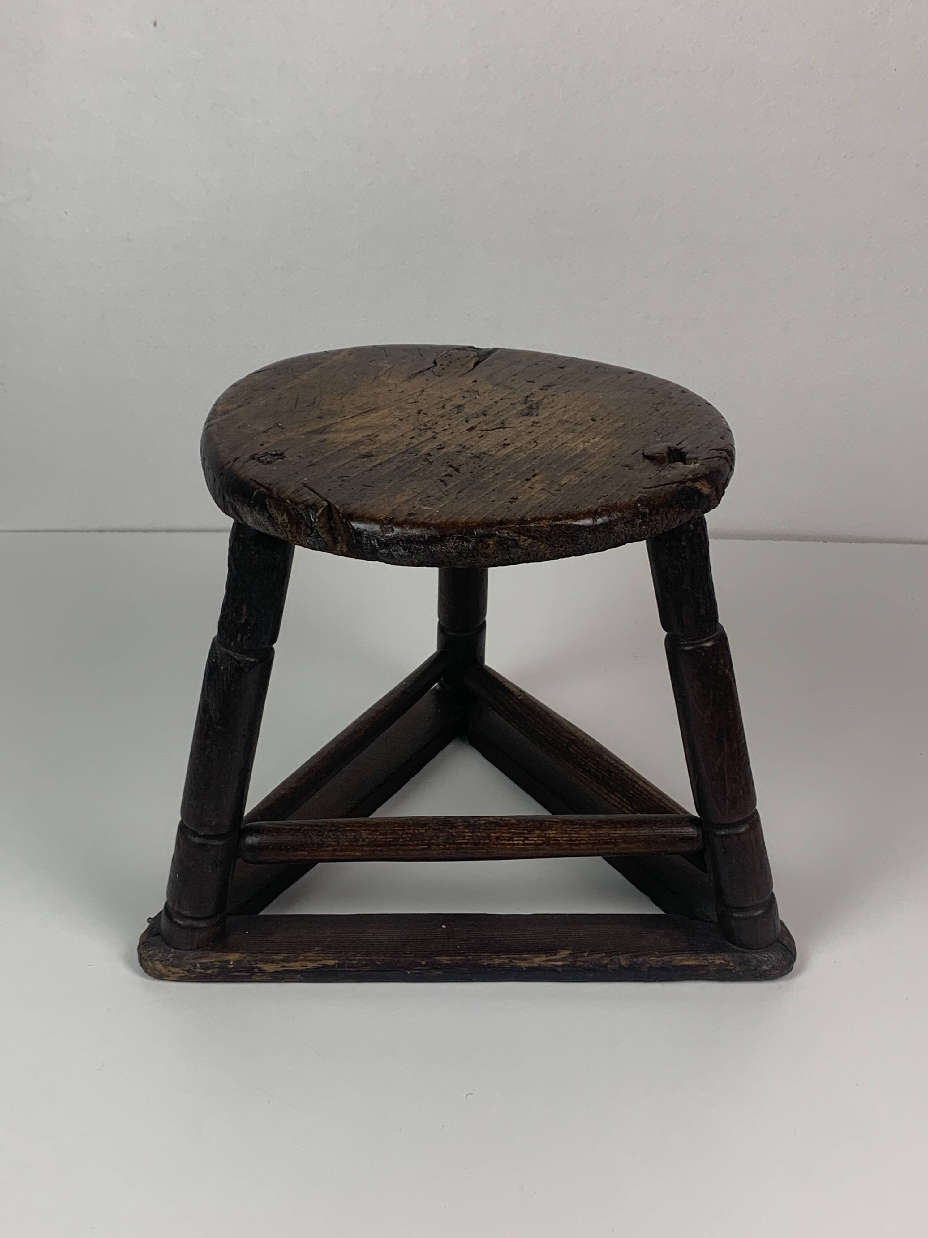 Tabouret tripode en bois ancien pour couteliers, bijoutiers et ouvriers