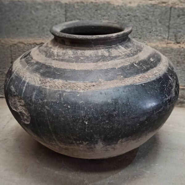 Pot ancien en terre cuite noir